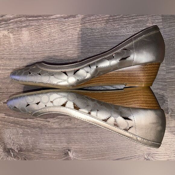 Studio Works round toe slip on shoes metallic silver, 2” stacked heel size 8.5 - Picture 4 of 10